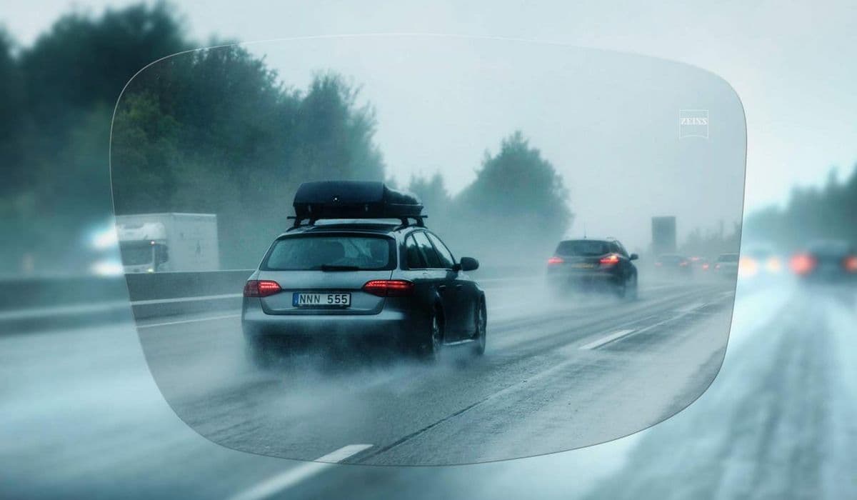 Rainy motorway seen clearly through a ZEISS DriveSafe lens — reduced glare and sharper contrast in poor conditions