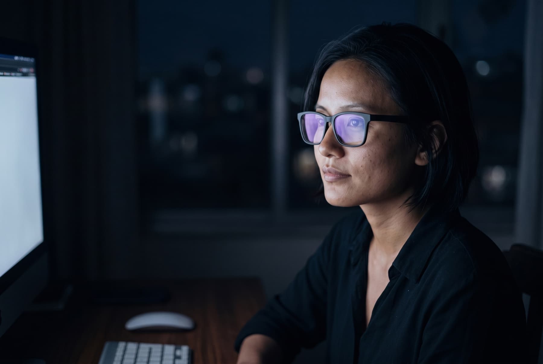 Lifestyle image for ZEISS ClearView BlueGuard: blue-light-filtering lenses in front of a glowing screen